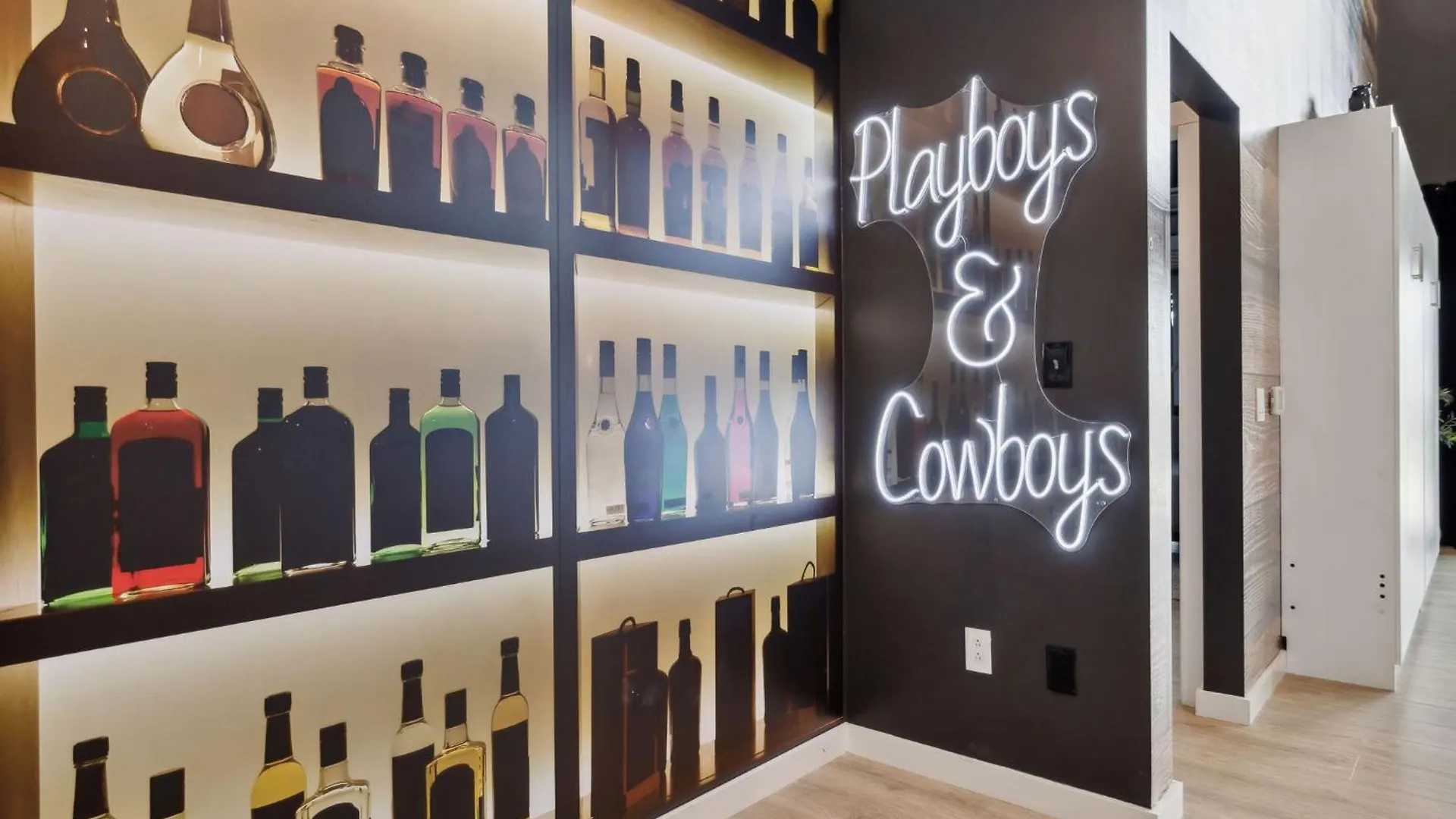 Apartment Walk To Broadway, Pool, Gym, Parking At Cowboys & Playboys In Downtown Nashville United States
