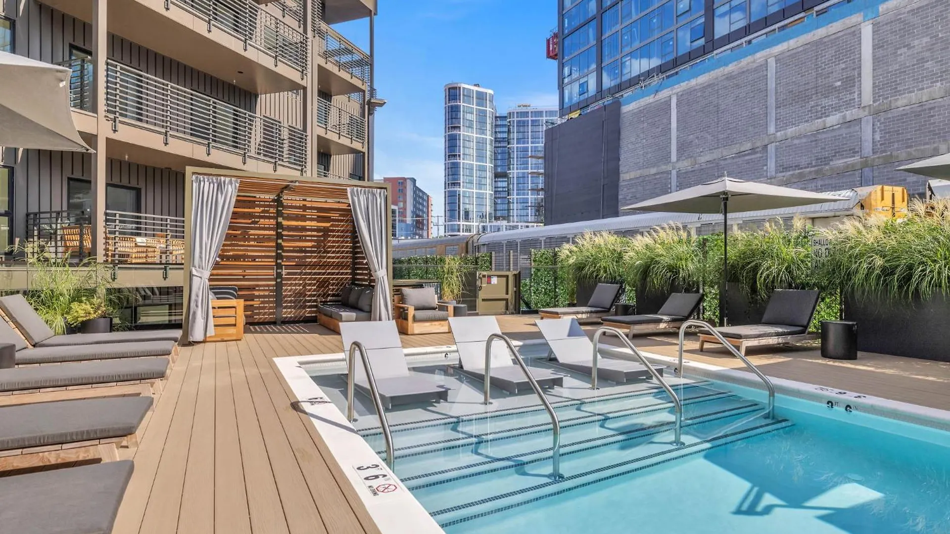 Walk To Broadway, Pool, Gym, Parking At Cowboys & Playboys In Downtown Nashville 0*,