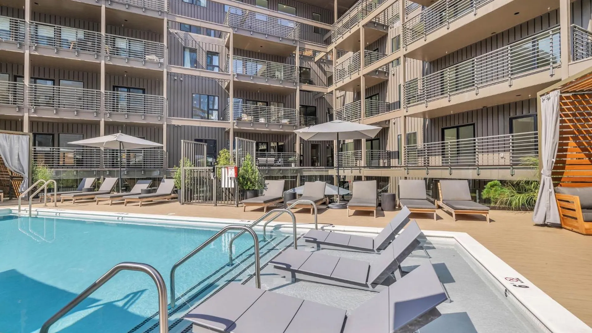 Apartment Walk To Broadway, Pool, Gym, Parking At Cowboys & Playboys In Downtown Nashville