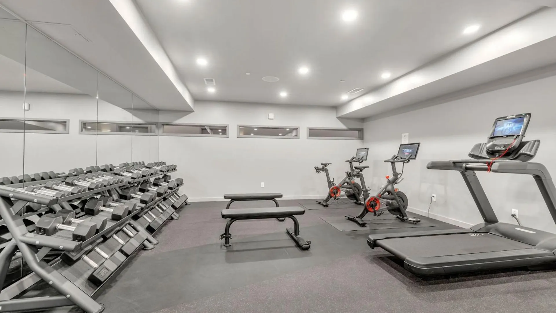 Apartment Walk To Broadway, Pool, Gym, Parking At Cowboys & Playboys In Downtown Nashville