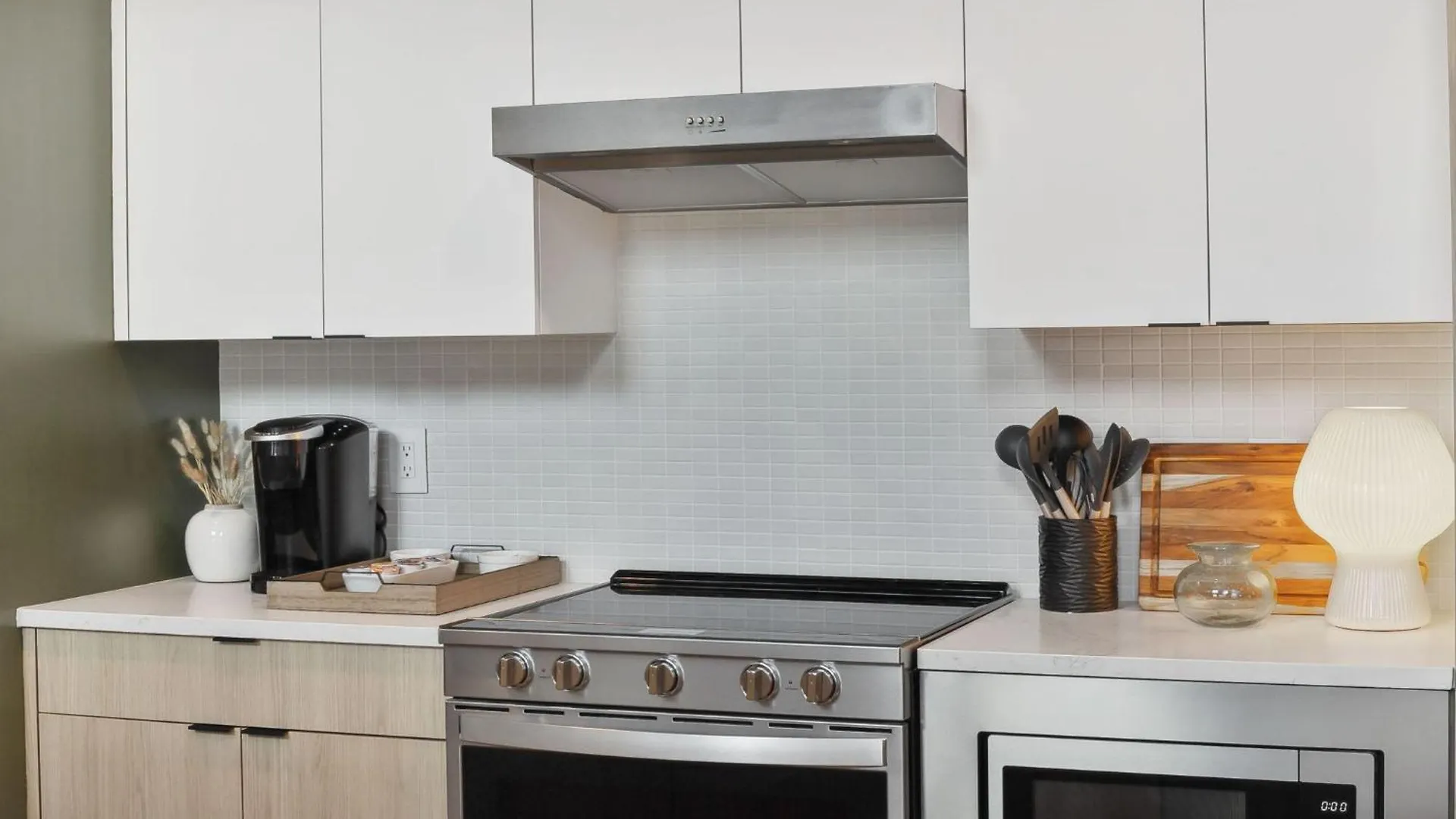 Walk To Broadway, Pool, Gym, Parking At Cowboys & Playboys In Downtown Nashville Apartment