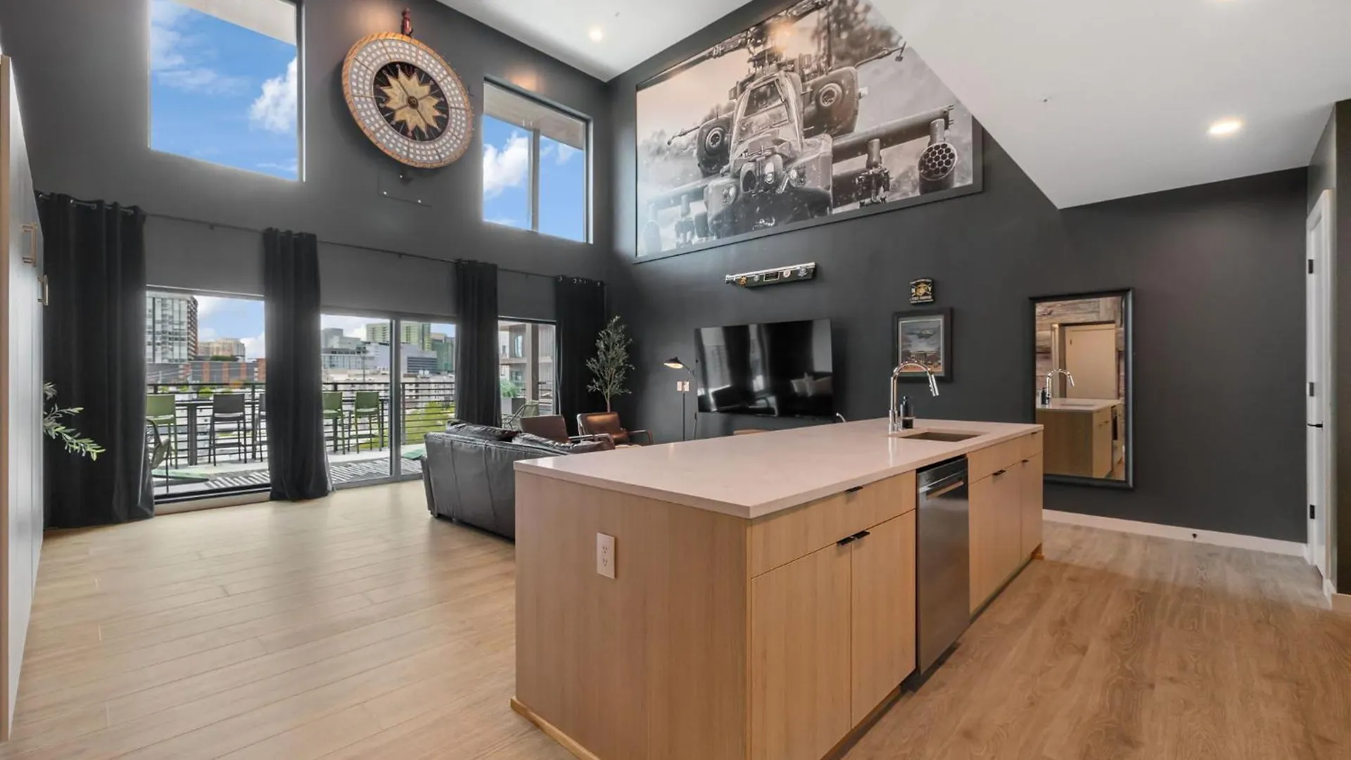 Apartment Walk To Broadway, Pool, Gym, Parking At Cowboys & Playboys In Downtown Nashville