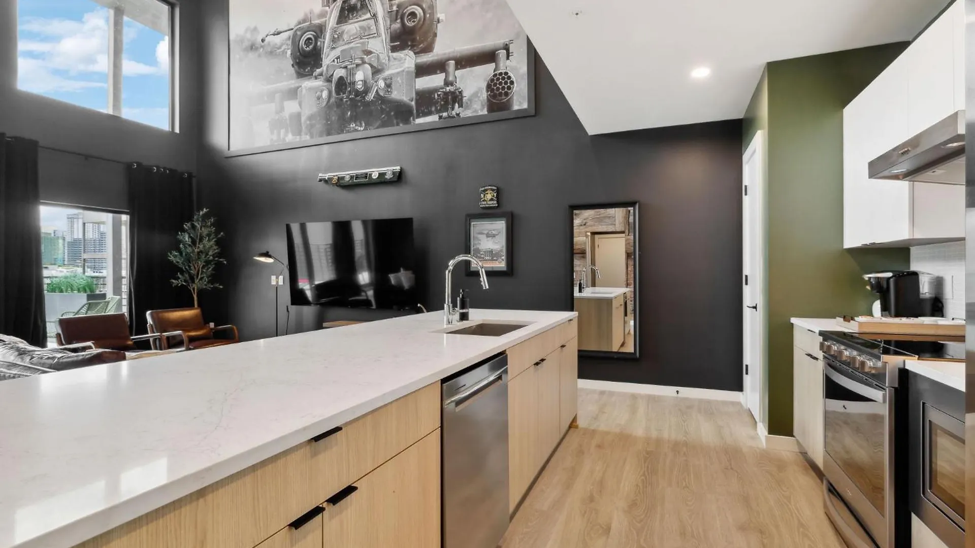 Walk To Broadway, Pool, Gym, Parking At Cowboys & Playboys In Downtown Nashville