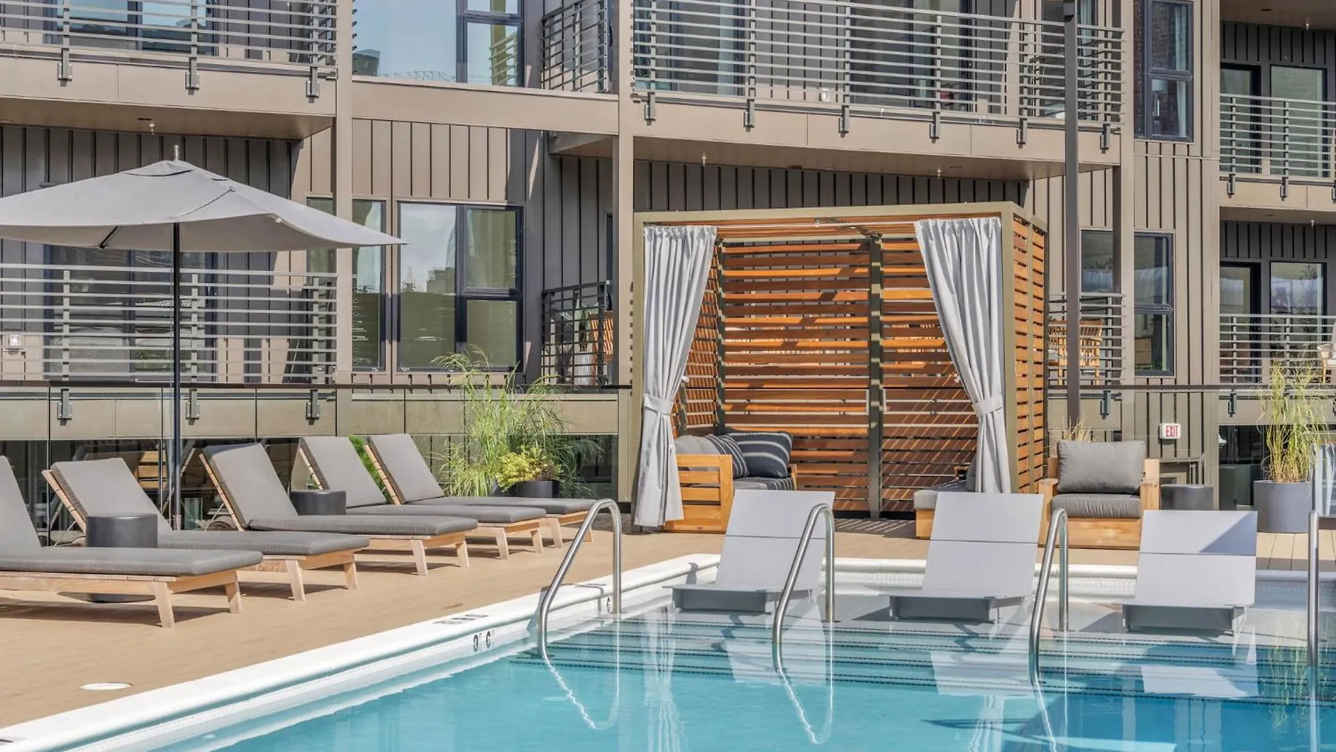Walk To Broadway, Pool, Gym, Parking At Cowboys & Playboys In Downtown Nashville Apartment