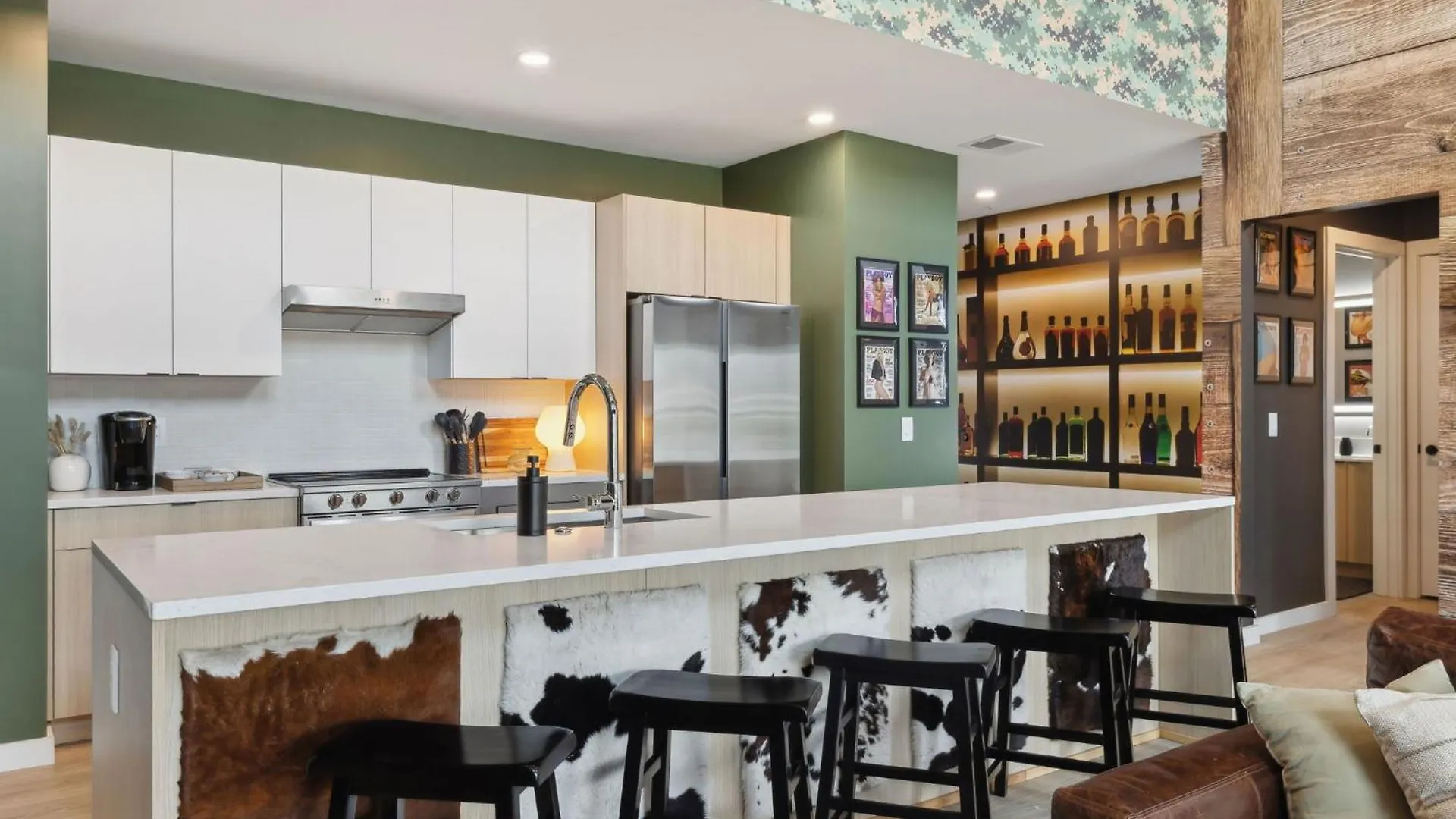 Walk To Broadway, Pool, Gym, Parking At Cowboys & Playboys In Downtown Nashville Apartment