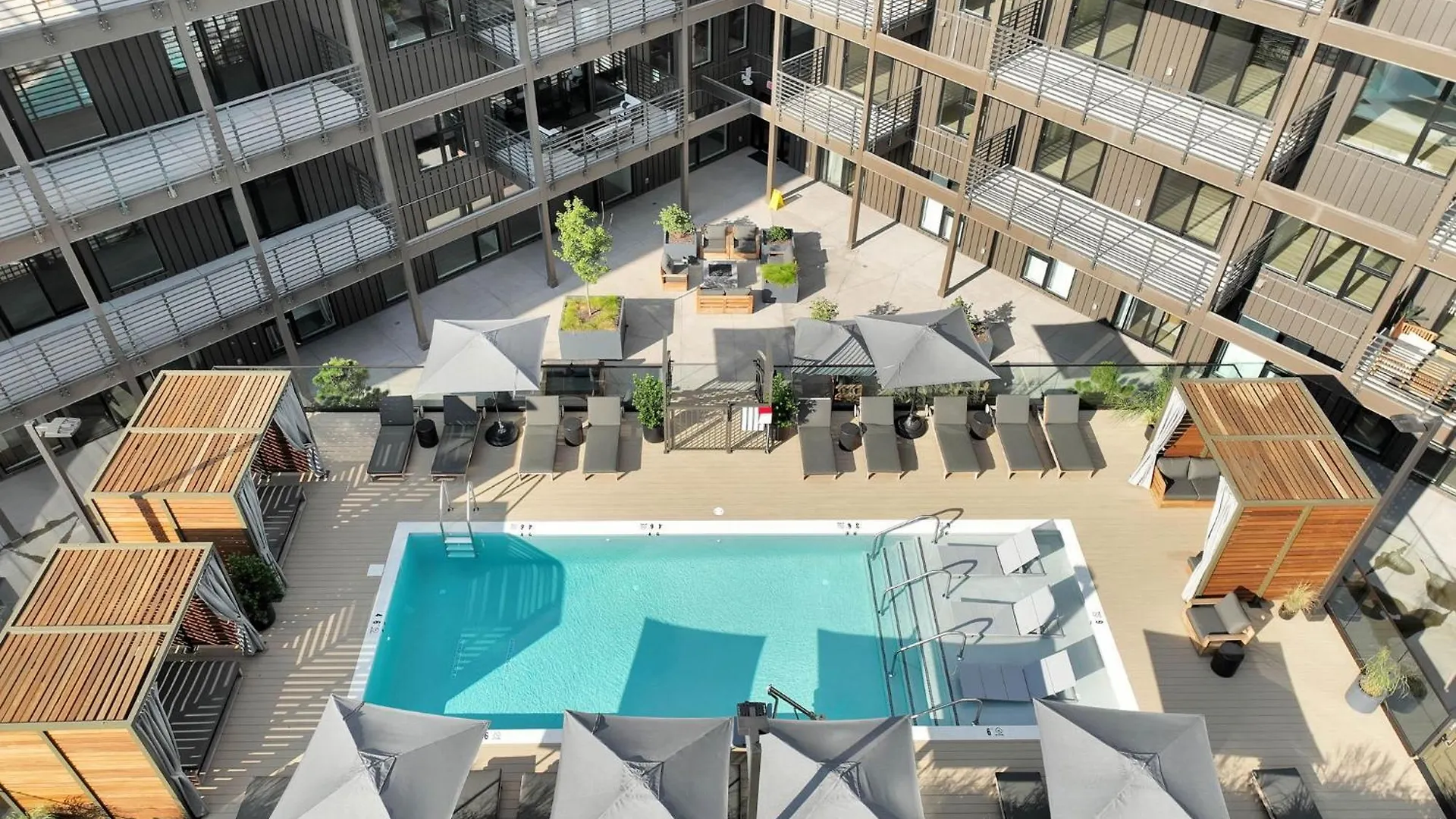 Apartment Walk To Broadway, Pool, Gym, Parking At Cowboys & Playboys In Downtown Nashville