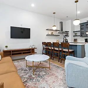 Chic 5 Bed, 2 Bedroom Free Parking - 3 Miles To Broadway Apartment